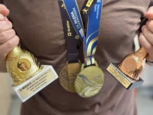 zdjęcie policjanta z medalami i pucharami