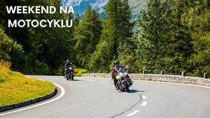 Zdjęcie przedstawia motocyklistów w trasie oraz napis weekend na motocyklu