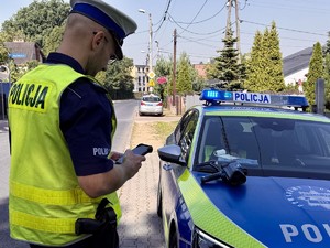 Policjant ruchu drogowego z urządzeniem mobilnym