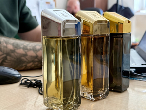 Na zdjęciu rozłożone na biurku perfumy