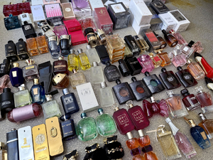 Zdjęcie przedstawia rozłożone perfumy