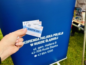 Zdjęcie kart iCE trzymanych w dłoni