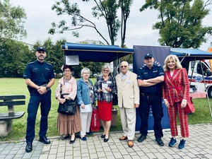 Do zdjęcia pozują przedstawiciele Policji oraz Rady Seniorów