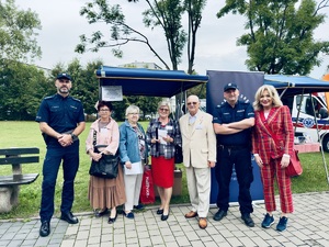 Do zdjęcia pozują przedstawiciele Policji oraz Rady Seniorów