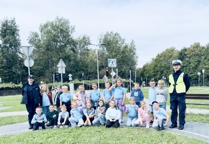 Uczniowie pozują do zdjęcia z policjantami
