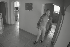 zdjęcia z kamer monitoringu przedstawiające sprawcę