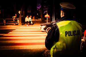 zdjęcie policjanta z drogówki przy jednym z rudzkich przejść dla pieszych