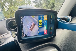 zdjęcie policyjnego radaru z wyświetlonym pomiarem prędkości