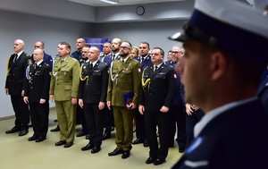 zdjęcie przedstawia salę w której odbywa się uroczysta zbiórka, na fotografii widać zebranych gości, oraz policjantów