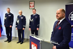 zdjęcie przedstawia salę w której odbywa się uroczysta zbiórka, na fotografii widać Komendanta Wojewódzkiego Policji, dwóch zmieniających się komendantów i przemawiającego Prezydenta Miasta