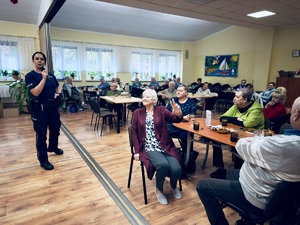 Na zdjęciu policjantka w czasie wykładu
