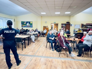 Na zdjęciu policjantka w czasie wykładu