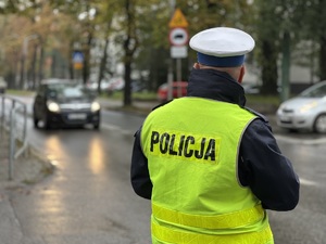 zdjęcie policjanta z drogówki przy przejściu dla pieszych w deszczową pogodę