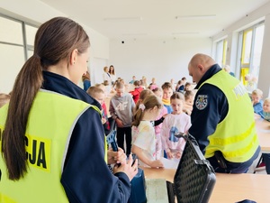Zdjęcie przedstawia policjantów z dziećmi