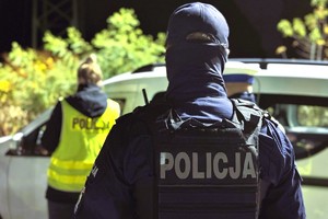 zdjęcie przedstawia policjantów przy kontrolowanym samochodzie