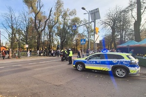 zdjęcie przedstawia policjantów drogówki czuwających nad bezpieczeństwem pieszych i kierowców przy cmentarzu