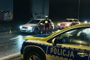 zdjęcie przedstawia policjanta drogówki w trakcie porannej akcji trzeźwość