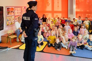 Policjanci podczas spotkania z przedszkolakami