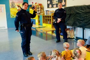 Policjanci podczas spotkania z przedszkolakami