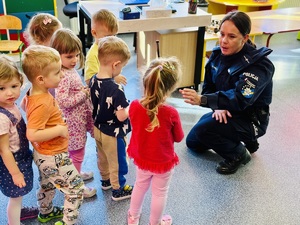 Policjanci podczas spotkania z przedszkolakami