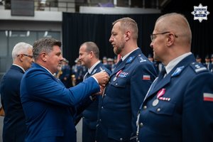 zdjęcie z uroczystości przedstawiające odznaczenie Komendanta Miejskiego Policji w Rudzie Śląskiej