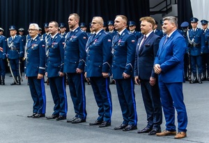 zdjęcie z uroczystości przedstawiające stojących odznaczonych w rzędzie po ceremonii