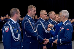 zdjęcie przedstawia gratulacje składane przez Komendanta Wojewódzkiego odznaczonemu policjantowi