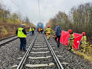 zdjęcie z miejsca wypadku pokazuje służby pracujące na miejscu