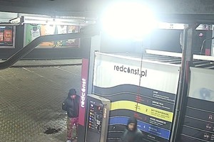 zdjęcie z kamery monitoringu przedstawiające wizerunek sprawy kradzieży