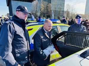 zdjęcie przedstawia nowy rudzki radiowóz, który ogląda Prezydent Miasta Ruda Śląska w towarzystwie Komendanta Miejskiego i policjanta użytkującego pojazd