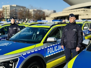 zdjęcie przedstawia nowy rudzki radiowóz z policjantem stojącym obok