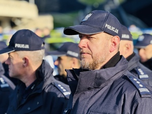 zdjęcie przedstawia komendanta wśród stojących policjantów