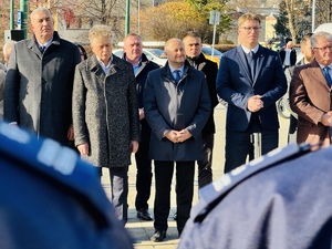 zdjęcie przedstawia nowy rudzki radiowóz stojących samorządowców z rudzkim prezydentem w centrum kadru