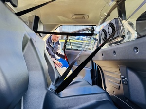 zdjęcie przedstawia wnętrze przedziału transportowego nowego rudzkiego radiowozu