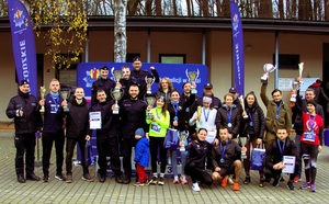 zdjęcie ze strony łódzkiej policji - przedstawia wspólne zdjęcie biegaczy na podium