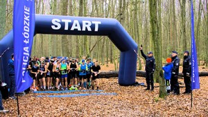 zdjęcie ze strony łódzkiej policji przedstawia start biegaczy