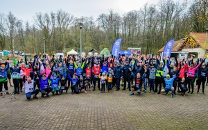zdjęcie ze strony łódzkiej policji przedstawia wspólne zdjęcie biegaczy przed biegiem