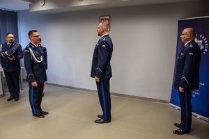 zdjęcie przedstawia miejsce uroczystej zbiórki w trakcie której dowódca uroczystości składa meldunek komendantowi