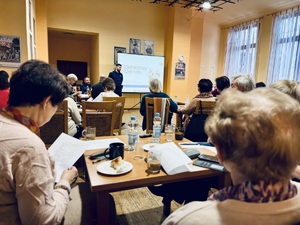 Policjanci podczas spotkania z seniorami