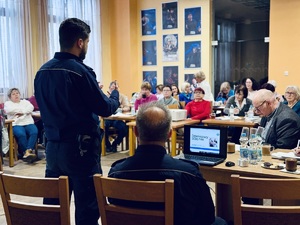 Policjanci podczas spotkania z seniorami
