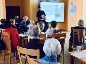 Policjanci podczas spotkania z seniorami