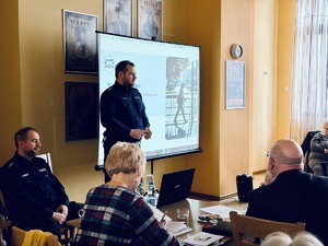 Policjanci podczas spotkania z seniorami