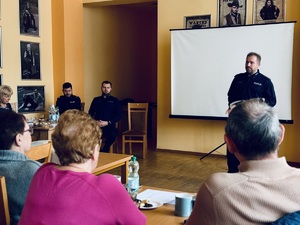 Policjanci podczas spotkania z seniorami