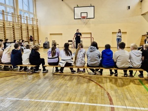 Policjantka w czasie rozmowy z uczniami