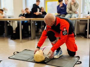 Ratownik medyczny w trakcie pokazu