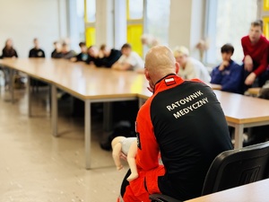 Ratownik medyczny w trakcie pokazu