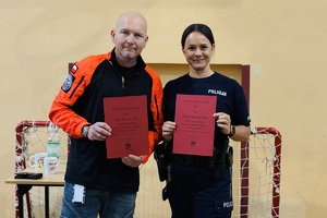 Policjantka i ratownik medyczny pozują do zdjęcia