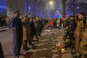 zdjęcie przedstawia oddanie honorów przy pomniku przez komendantów służb mundurowych i dowódców wojskowych