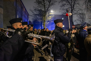 zdjęcie przedstawia policjantów z orkiestry grających przy pomniku