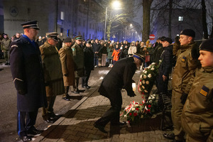 zdjęcie przedstawia komendantów służb mundurowych składających znicz i oddających hołd zamordowanej przez hitlerowców Jadwidze Markowej